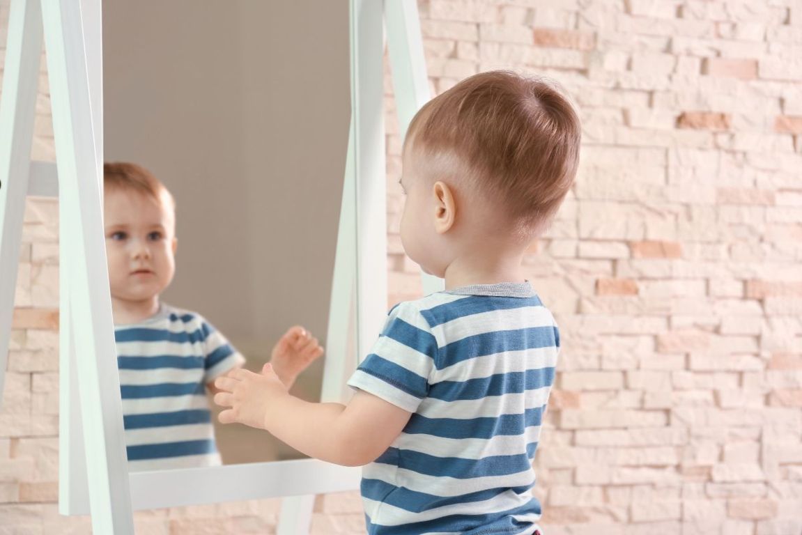 bambino allo specchio